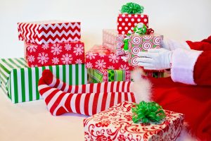 santa's elf, presents, gifts-2999728.jpg