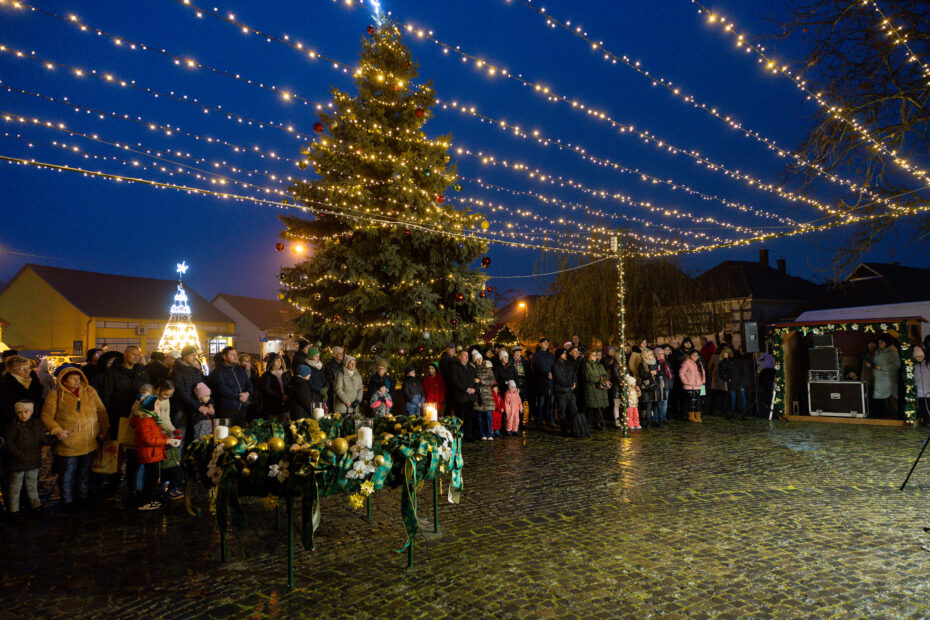 Meggyújtották az első adventi gyertyát a Hősök terén – Fénybe öltözött a város
