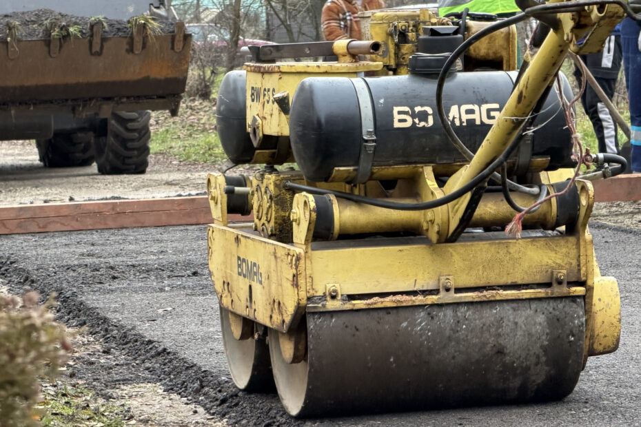 Újabb útfelújítás – Megújul a Kacsa köz és az Egészségház parkolója közötti útszakasz burkolata