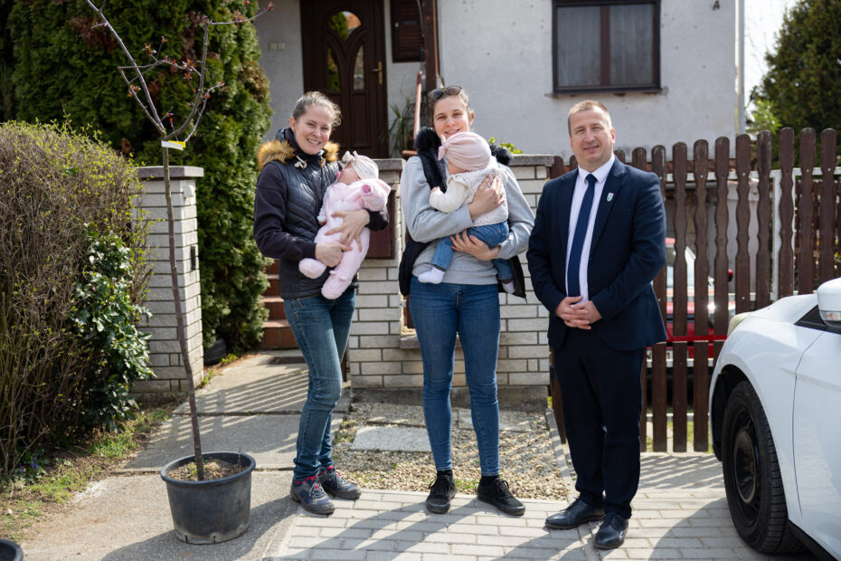 Életre szóló ajándék – 8 facsemetét ültetnek a gyermekekért