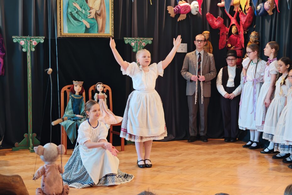 A bábok titkos élete címmel nyílt kiállítás a Bárczay-kastélyban