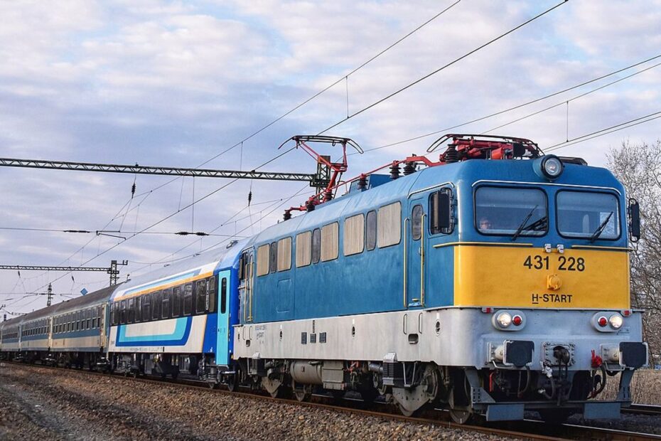 Zajjal járó karbantartást végeznek a vasúti pályán