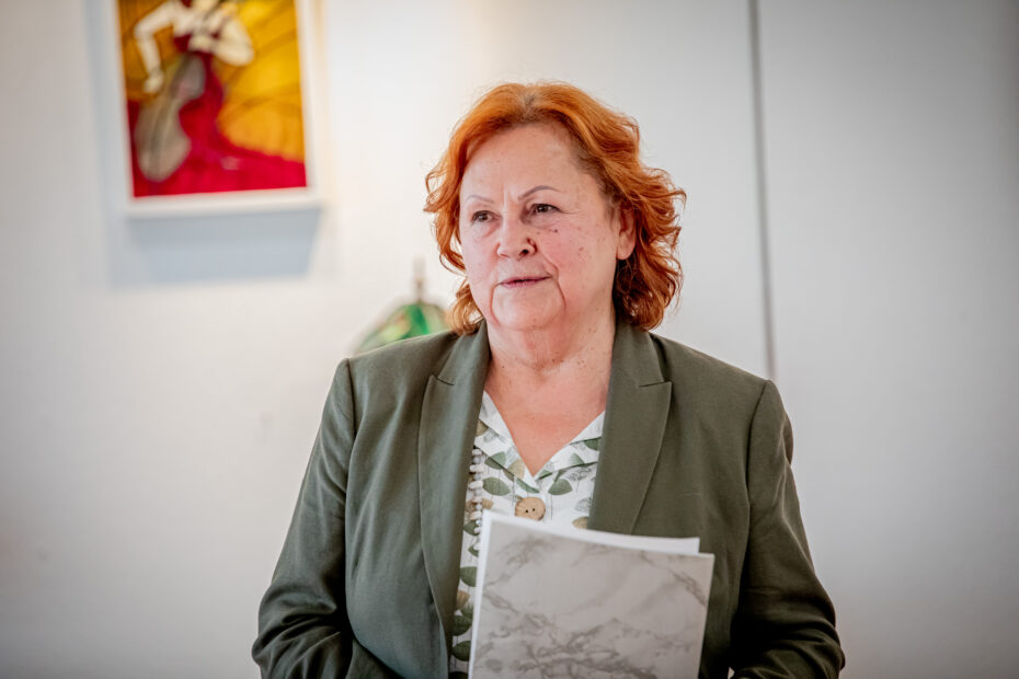 Megnyílt Szűcsné Barna Mária Fények és szirmok – című képzőművészeti kiállítás a Bárczay-kastélyban